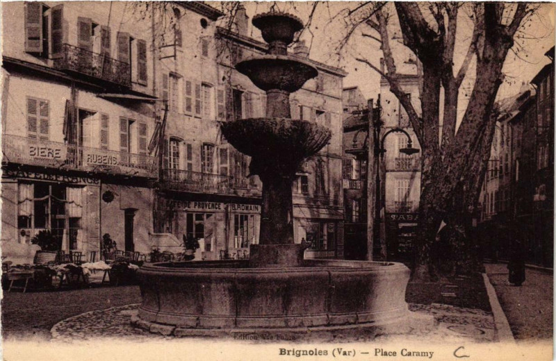 Carte postale ancienne Brignoles Place Caramy à Brignoles