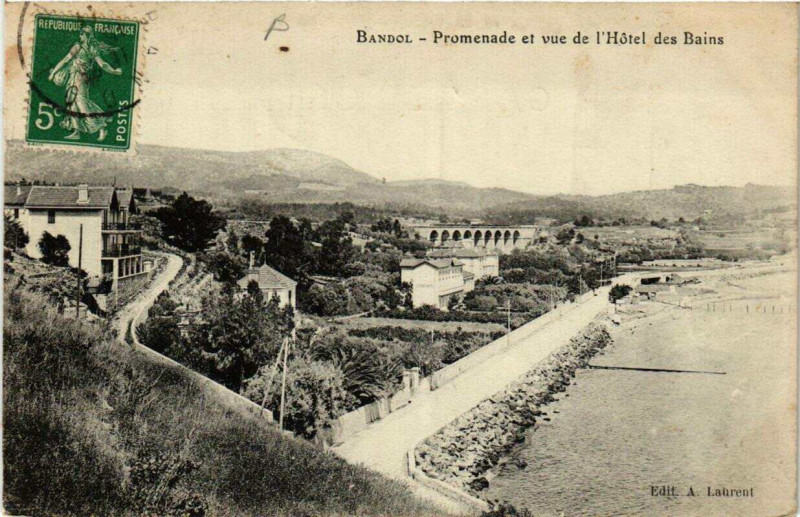 Carte postale ancienne Bandol Promenade et vue de l'Hotel des Bains à Bandol