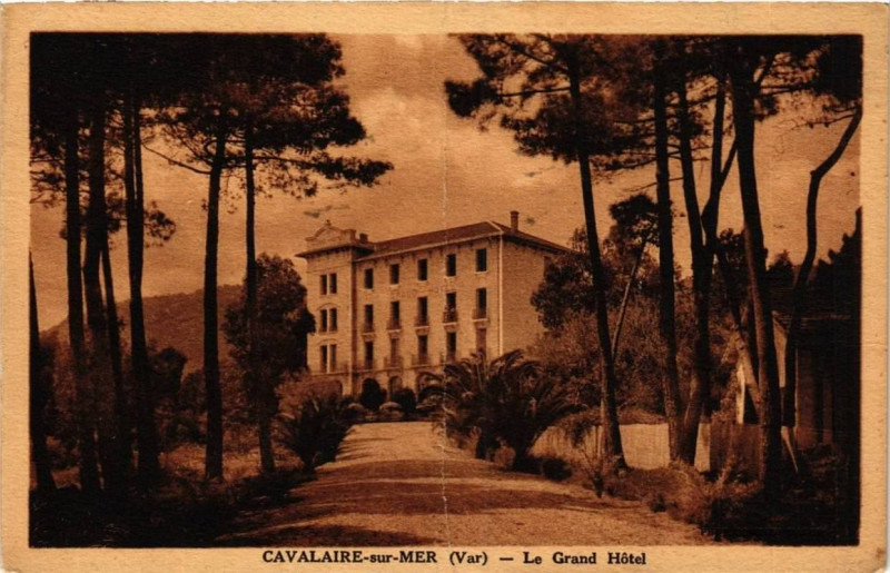 Carte postale ancienne Cavalaire-sur-Mer Le Grand Hotel à Cavalaire-sur-Mer