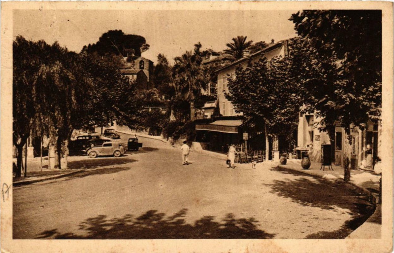 Carte postale ancienne Bormes-les-Mimosas La Place à Bormes-les-Mimosas