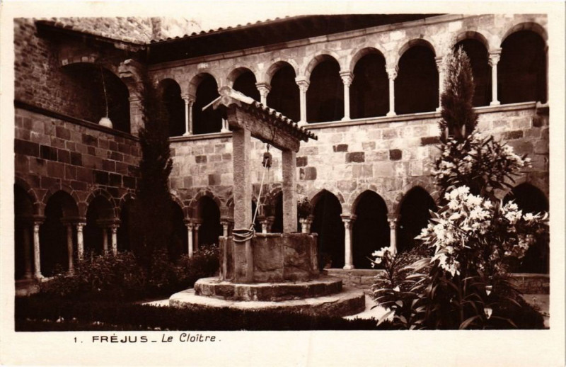 Carte postale ancienne Frejus Le Cloitre à Fréjus