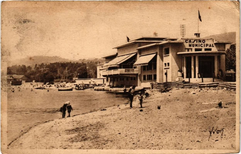 Carte postale ancienne Coté d'Azur Sainte-Maxime-sur-Mer Le Casino et la Plage à Sainte-Maxime