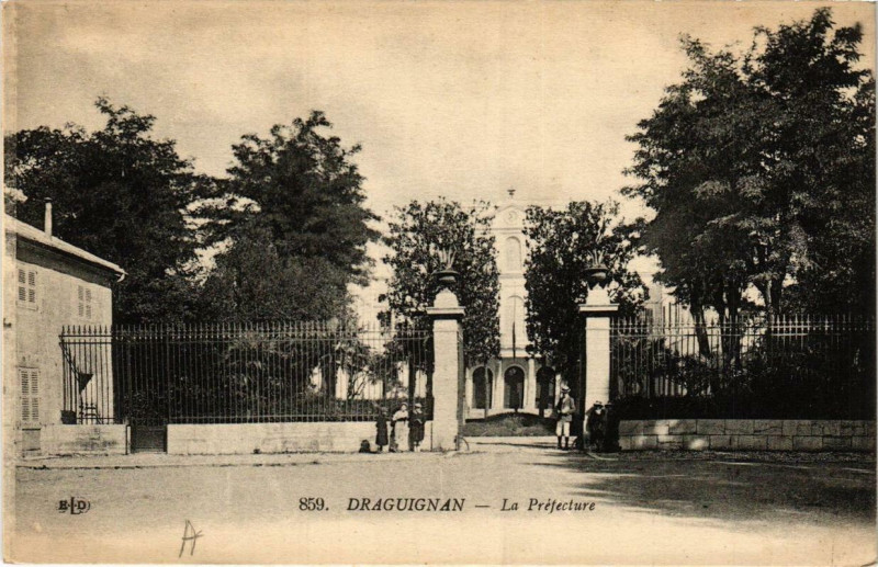 Carte postale ancienne Draguignan La Prefecture à Draguignan