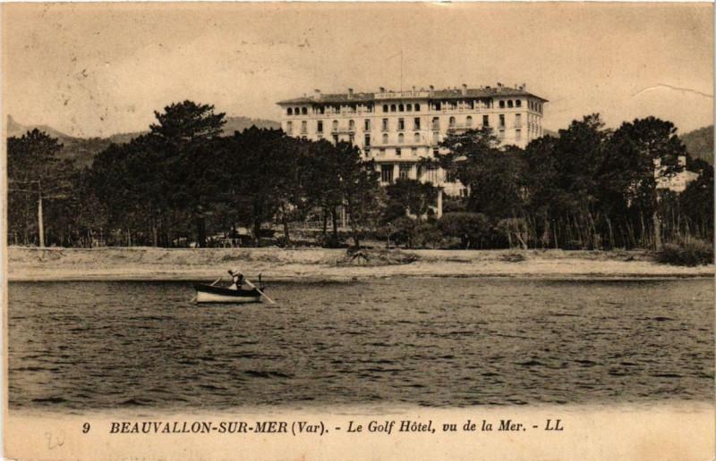 Carte postale ancienne Beauvallon-sur-Mer Le Golf Hotel, vu de la Mer