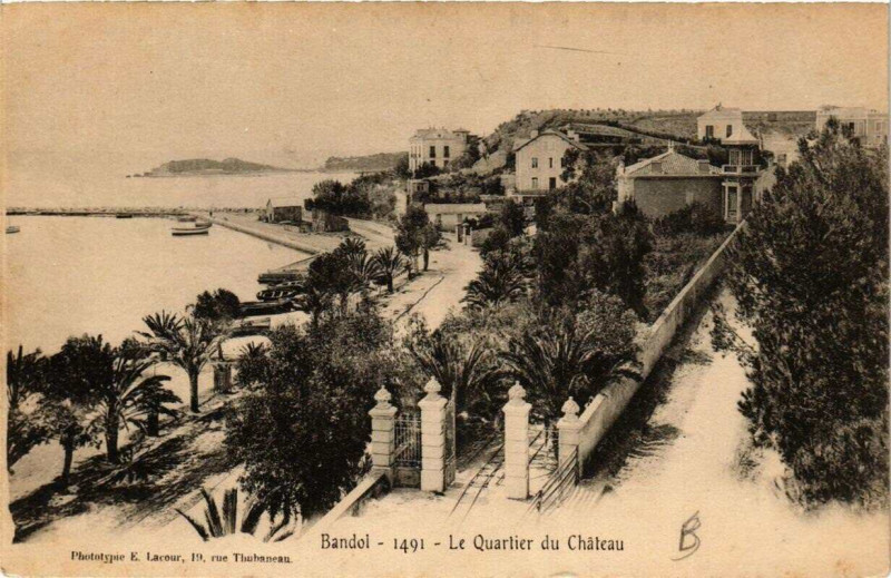 Carte postale ancienne Bandol Le Quartier du Chateau à Bandol