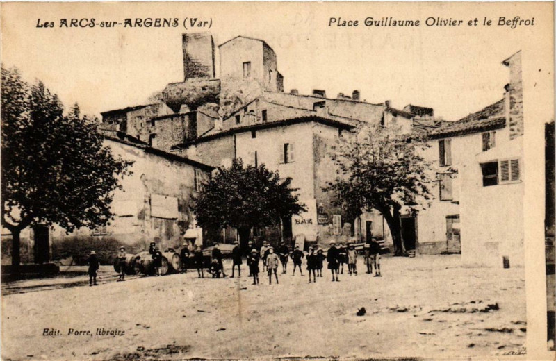 Carte postale ancienne Les Arcs-sur-Argens Place Guillaume Olivier et le Beffroi aux Arcs