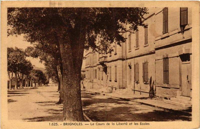 Carte postale ancienne Brignoles Le Cours de la Liberte et les Ecoles à Brignoles