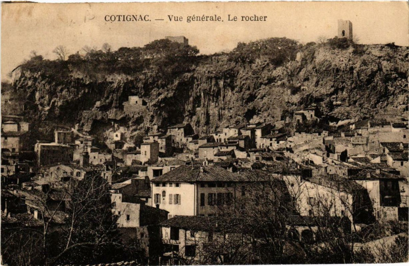 Carte postale ancienne Cotignac Vue générale. Le rocher à Cotignac