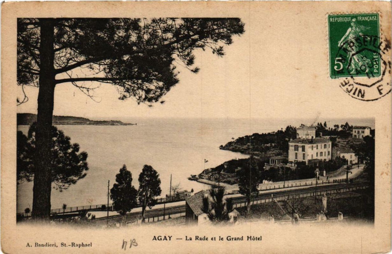 Carte postale ancienne Agay La Rade et le Grand Hotel