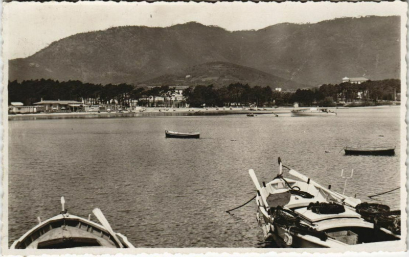 Carte postale ancienne Cavalaire sur Mer Vue sur la baie, Les Maures France à Cavalaire-sur-Mer