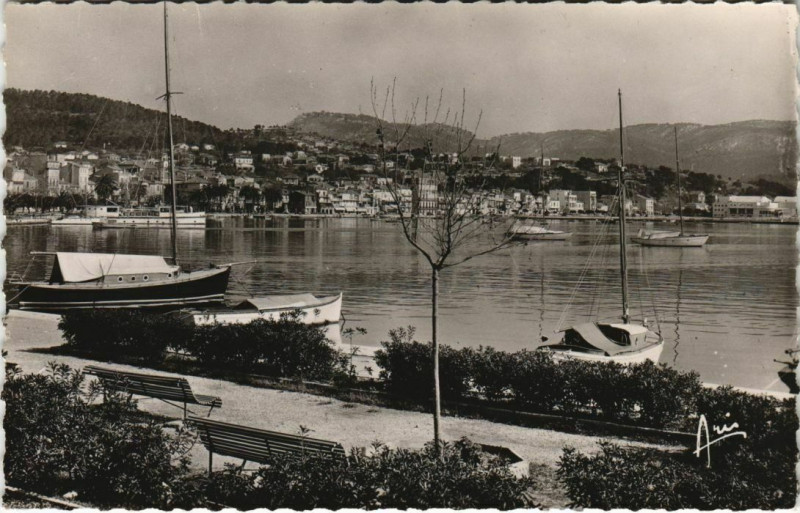 Carte postale ancienne Bandol Le Port et le Jardin municipal France à Bandol