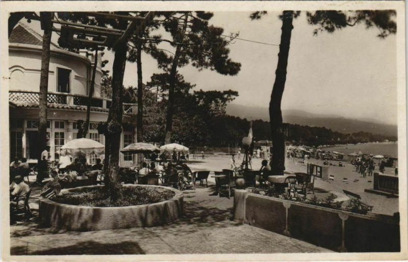 Carte postale ancienne Cavalaire sur Mer Terrasses de l'Hotel des Bains France à Cavalaire-sur-Mer