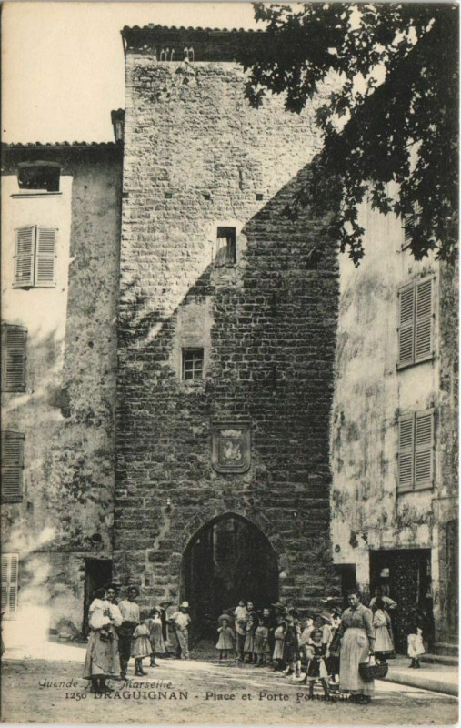 Carte postale ancienne Draguignan Place et Porte Portaiguieres France à Draguignan
