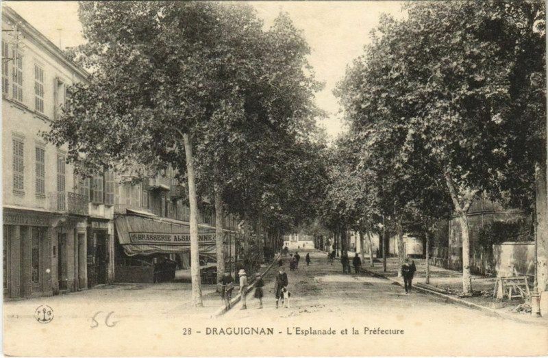 Carte postale ancienne Draguignan L'Esplanade et la Prefecture France à Draguignan