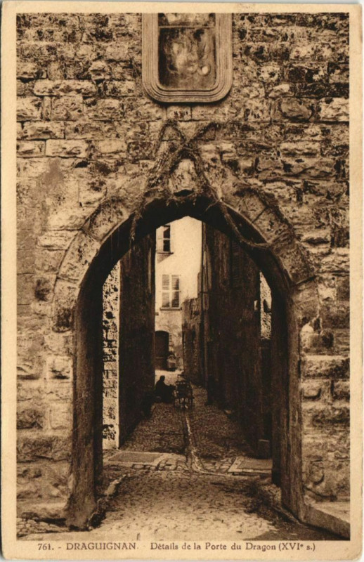 Carte postale ancienne Draguignan Details de la Porte du Dragon France à Draguignan