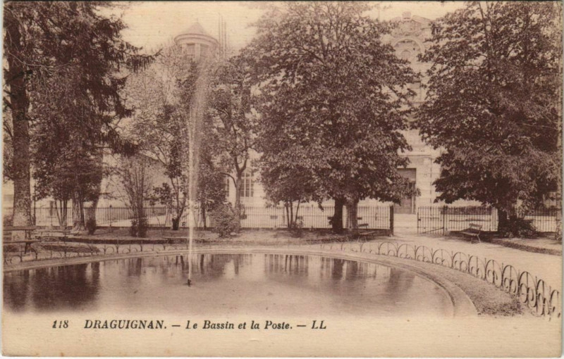 Carte postale ancienne Draguignan Les Bassin et la Poste France à Draguignan