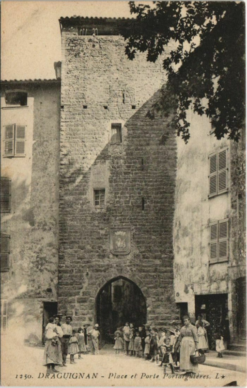 Carte postale ancienne Draguignan Place et Porte Portaiguieres France à Draguignan
