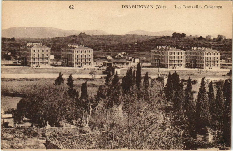 Carte postale ancienne Draguignan Les Nouvelles Casernes France à Draguignan