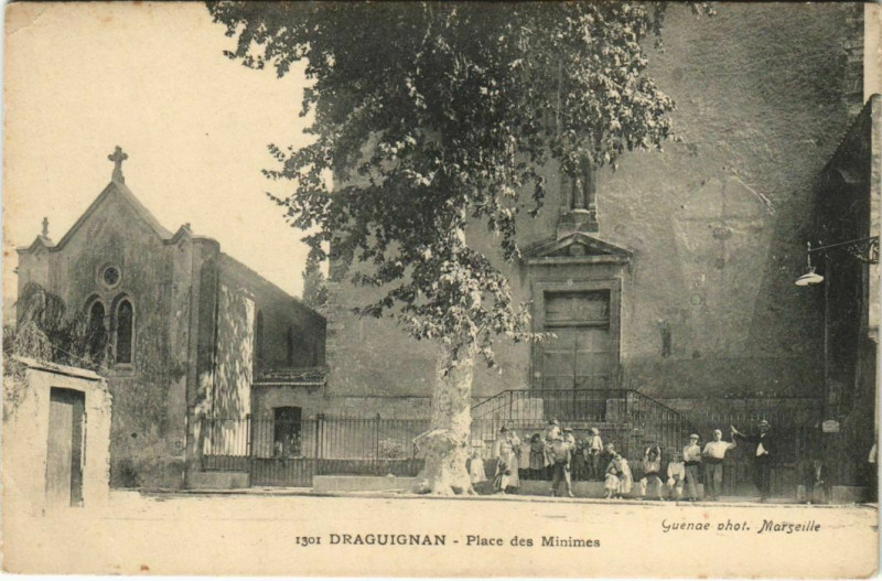 Carte postale ancienne Draguignan Place des Minimes France à Draguignan