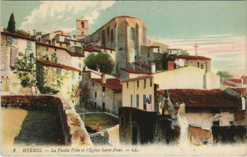 Carte postale ancienne Hyeres La Vieille Ville et l'Eglise France à Hyères