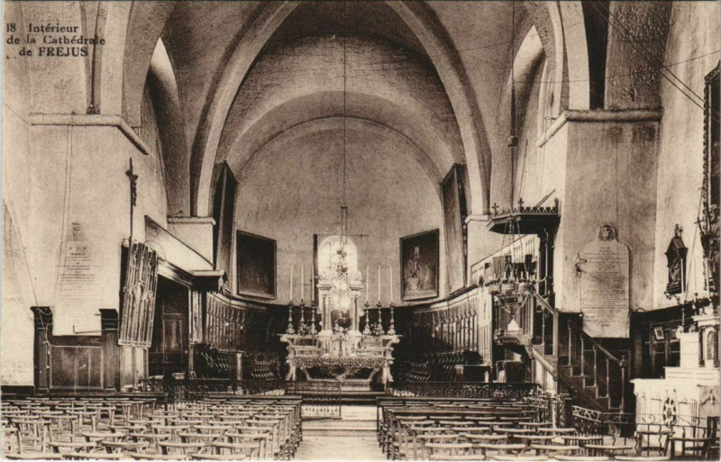Carte postale ancienne Frejus Interieur de la Cathedrale France à Fréjus