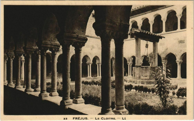 Carte postale ancienne Frejus Le Cloitre France à Fréjus