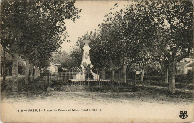 Carte postale ancienne Frejus Place du Cours et Monument Grisolle France à Fréjus