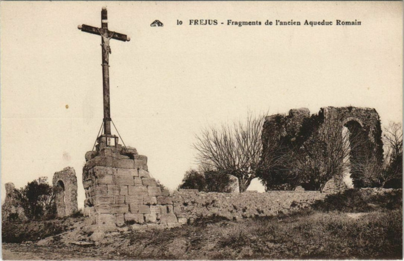 Carte postale ancienne Frejus Fragments de l'ancien Aqueduc Romain France à Fréjus