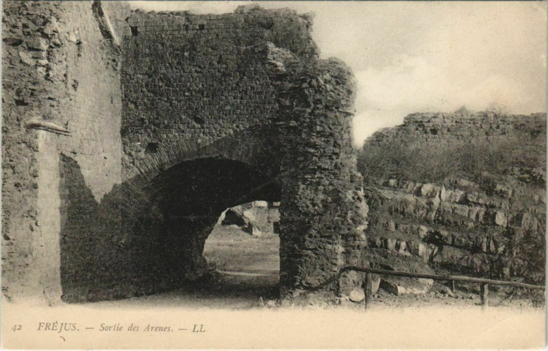 Carte postale ancienne Frejus Sortie des Arenes France à Fréjus
