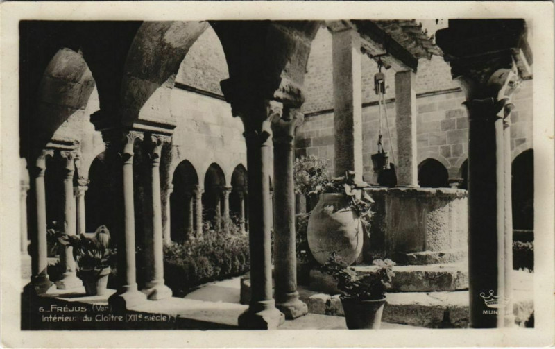 Carte postale ancienne Frejus Interieur du Cloitre France à Fréjus