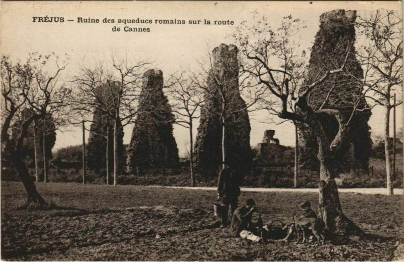 Carte postale ancienne Frejus Ruines des aqueducs romains France à Fréjus