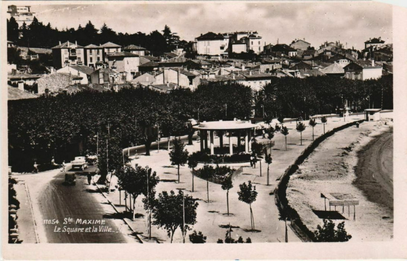 Carte postale ancienne Ste Maxime Le Square et la Ville France