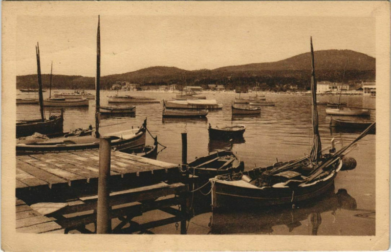 Carte postale ancienne Ste Maxime Les Barques de Peche France