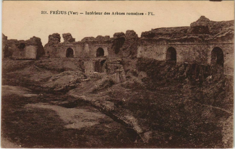 Carte postale ancienne Frejus Interieur des Arenes romaines France à Fréjus