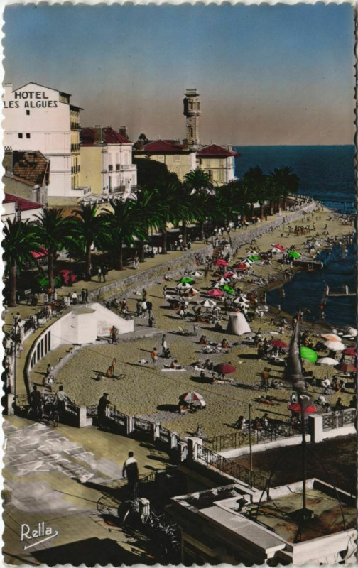 Carte postale ancienne Saint-Raphael Un Coin de la Plage France à Saint-Raphaël