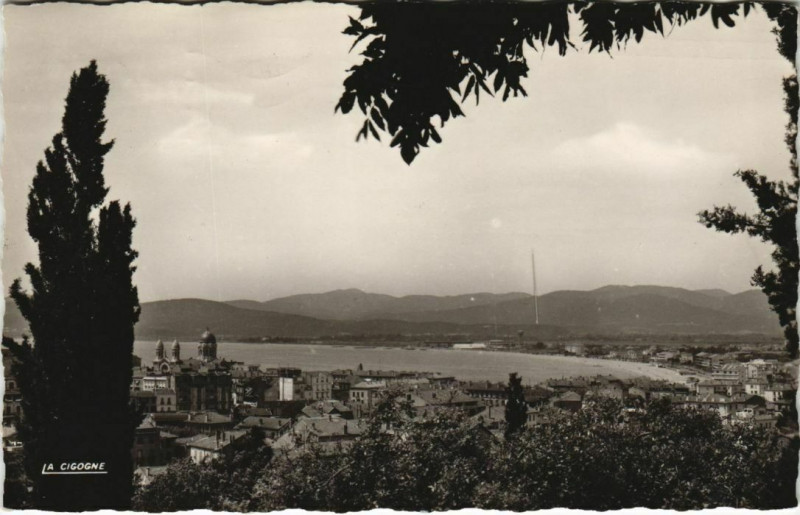 Carte postale ancienne Saint-Raphael Vue Panoramique s la Ville France à Saint-Raphaël