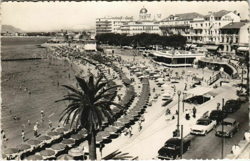 Carte postale ancienne Saint-Raphael Vue d'ensemble s la Plage France à Saint-Raphaël