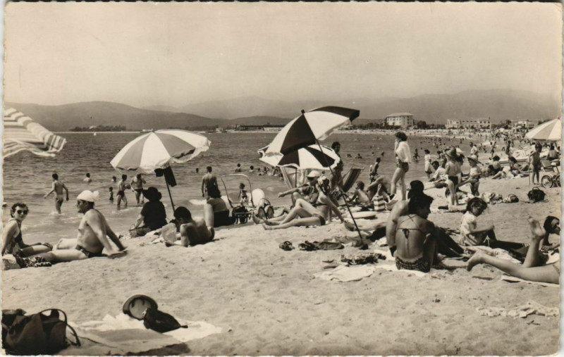 Carte postale ancienne Saint-Raphael La Plage France à Saint-Raphaël