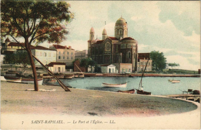 Carte postale ancienne Saint-Raphael Le port et l'eglise France à Saint-Raphaël