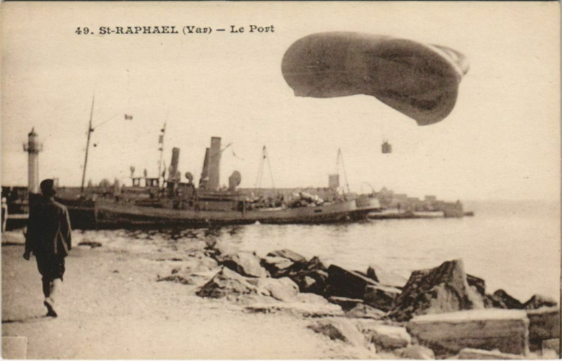 Carte postale ancienne Saint-Raphael Le Port Aviation Saucisse à Saint-Raphaël