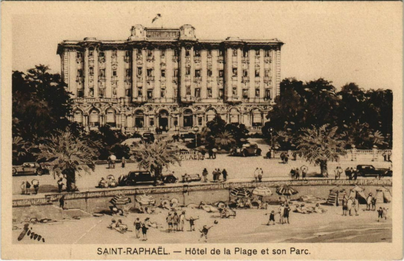 Carte postale ancienne Saint-Raphael Hotel de la Plage et son Parc France à Saint-Raphaël