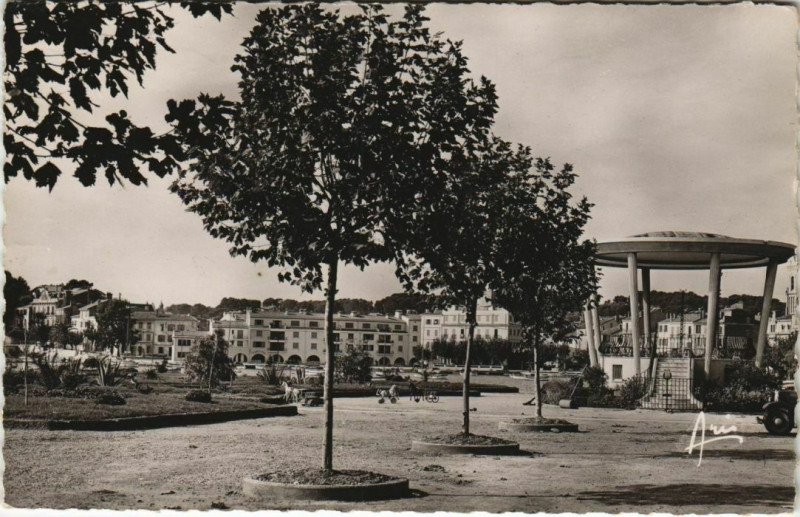 Carte postale ancienne Sanary-sur-Mer Boulevard Estienne d'Orves France à Sanary-sur-Mer