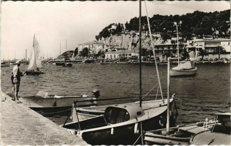 Carte postale ancienne Sanary-sur-Mer Les Quais, vue s les Beaux France à Sanary-sur-Mer