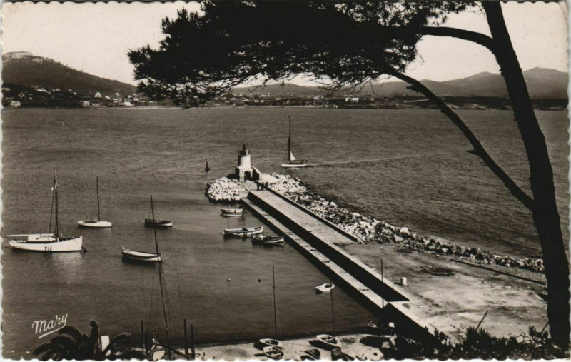 Carte postale ancienne Sanary-sur-Mer La jetee, entree au port France à Sanary-sur-Mer
