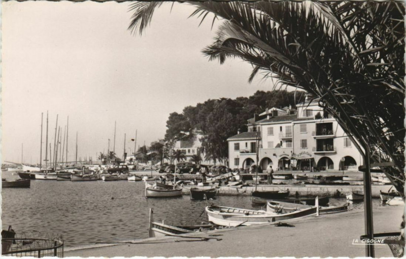 Carte postale ancienne Sanary Un Coin du Port France