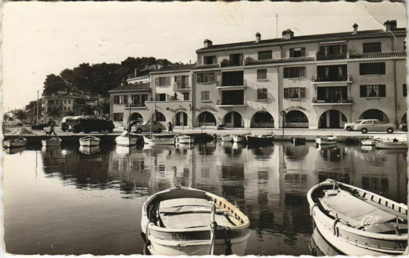 Carte postale ancienne Sanary-sur-Mer Le Port vers les Arcades France à Sanary-sur-Mer