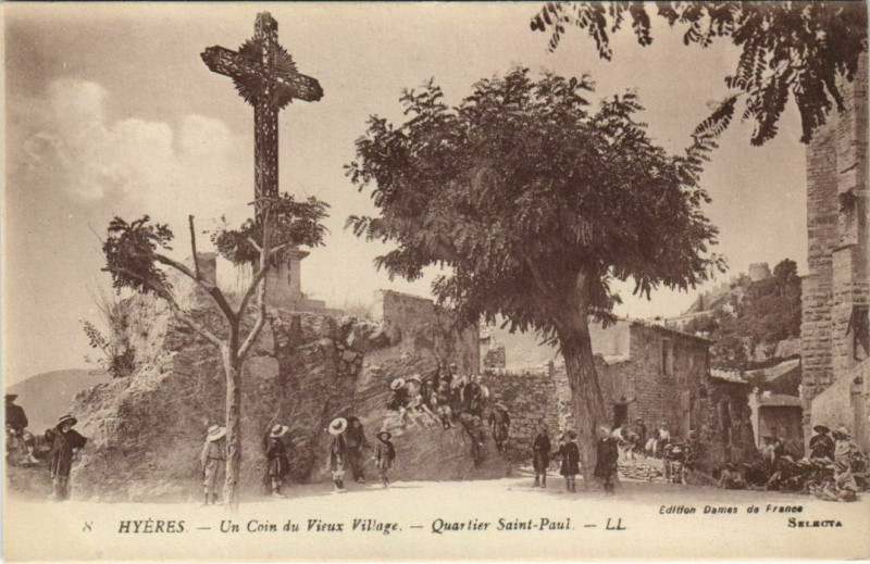 Carte postale ancienne Hyeres Un Coin du Vieux Village France à Hyères