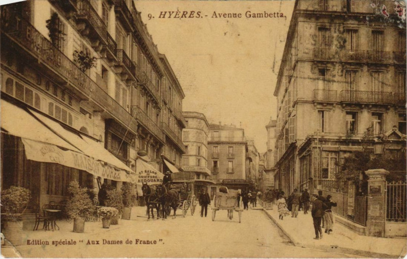 Carte postale ancienne Hyeres Avenue Gambetta France à Hyères