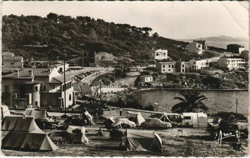 Carte postale ancienne Sanary-sur-Mer Camping et Plage de Port Issol France à Sanary-sur-Mer