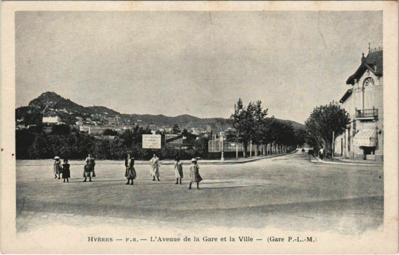 Carte postale ancienne Hyeres L'Avenue de la Gare et la Ville France à Hyères